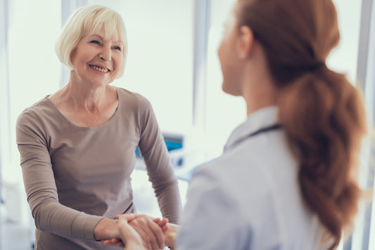 Zu sehen ist eine Beratungssituation von Ärztin und Patientin.